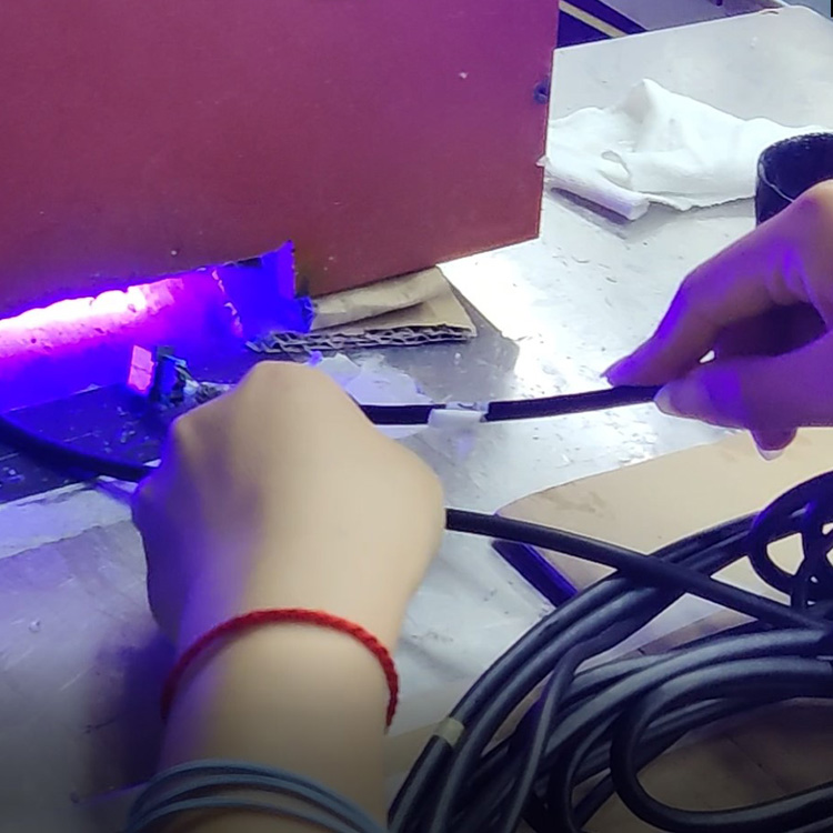 深圳黄总数据线UV胶水涂抹固化